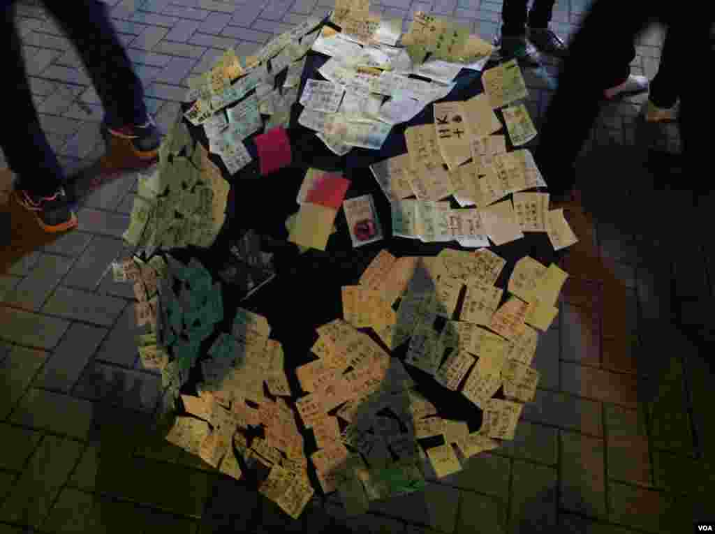 数以千计市民学生周日继续坚守金钟占领区（美国之音海彦拍摄）