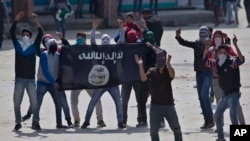 지난 4월 인도령 카슈미르 스리나가르에서 열린 반인도 시위에서, 이슬람교도들이 ISIL 깃발을 들고 있다. (자료사진)