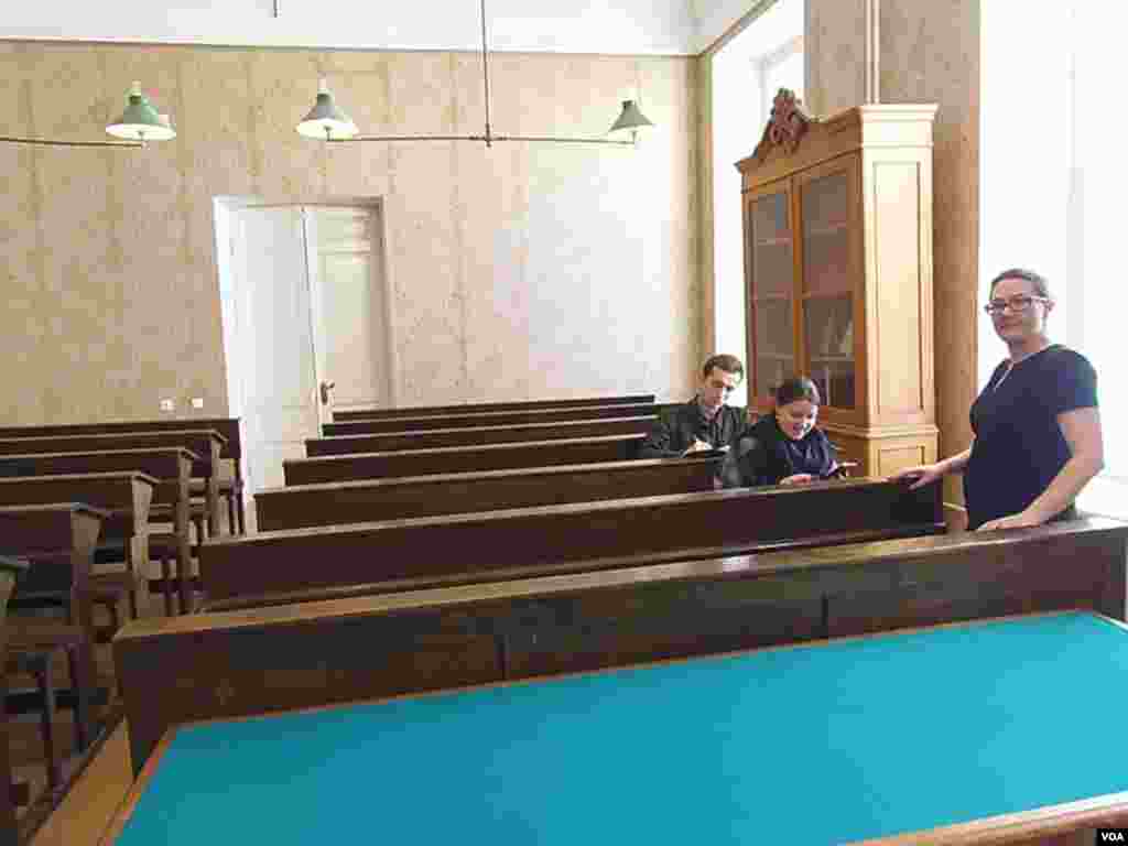 列宁当年听讲的课堂。照明的是瓦斯灯。(美国之音白话桦)