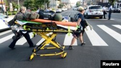 2019年8月14日医务人员在费城发生一起枪击事件现场营救。