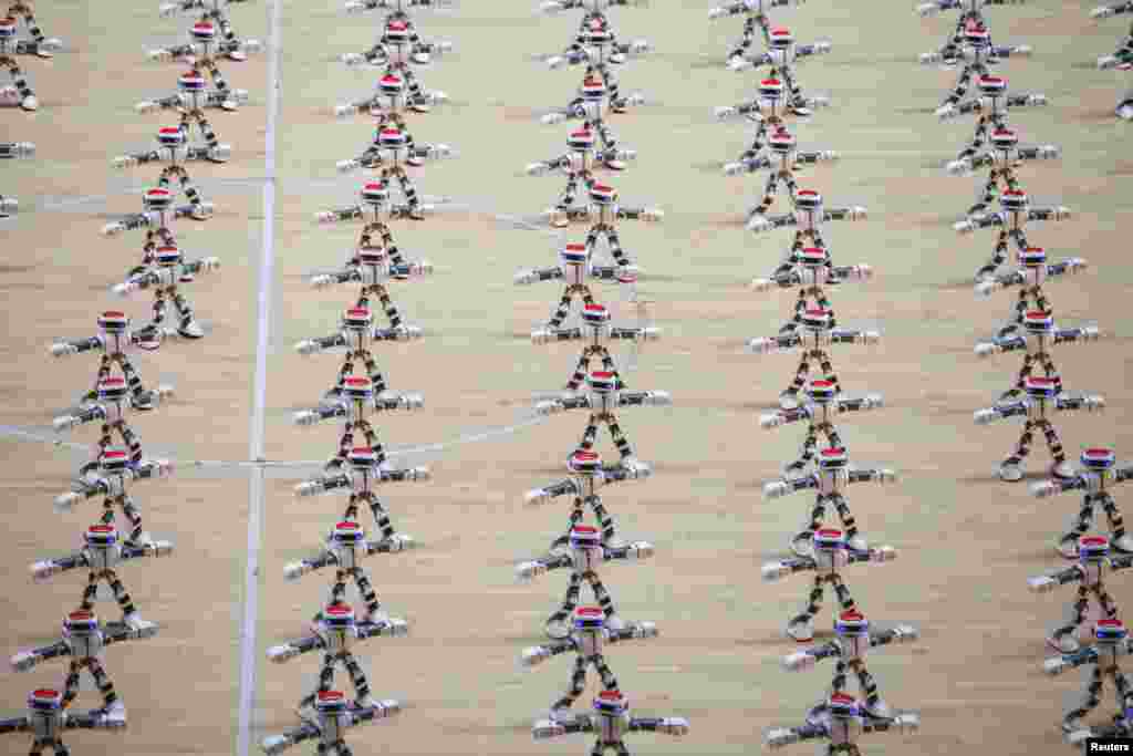 មនុស្ស​យន្ត​រាំ​ក្នុង​ពិធី​ប្រកួត​មនុស្ស​យន្ត​មួយ​នៅទីក្រុង​ Dezhou ខេត្ត Shandong ប្រទេស​ចិន​កាល​ពី​ថ្ងៃទី​២១ សីហា ២០១៧។