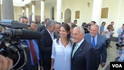 نمایندگان تازه‌وارد به مجلس عکس یادگاری می گیرند. اکثریت مجلس در اختیار مخالفان مادورو، رئیس جمهوری این کشور است. 