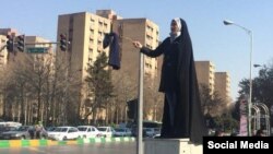 Une Iranienne protestant contre le hijab obligatoire.