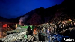 巴基斯坦救援人员正在开伯尔山口的山体滑坡处搜救幸存者。（2023年4月18日）