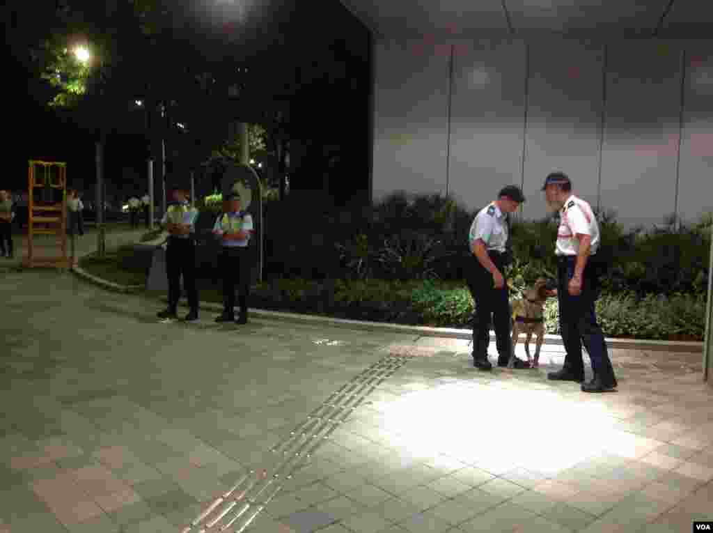 警方在去往添马公园路上严阵以待(美国之音海彦拍摄)