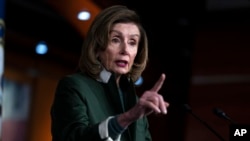 美国国会众议院议长佩洛西周四（2月3日）召开例行记者会。