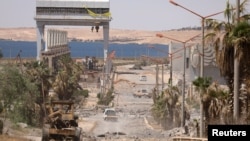 지난 12일 시리아 정부군이 ISIL로부터 타브카 댐 지역을 탈환한 후 자동차들이 다니고 있다.