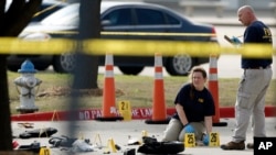 Petugas FBI memeriksa lokasi di mana 2 pria bersenjata tewas ditembak polisi di Curtis Culwell Center di kota Garland, Texas, Senin (4/5).