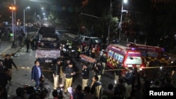 La police et les secouristes sont sur place pour venir en aide aux blessés, à Lahore, Pakistan, le 13 février 2017.