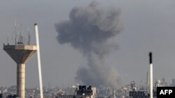 Slika snimljena iz Rafaha prikazuje dim koji se nadvija nad Khan Yunisom u južnom pojasu Gaze tokom izraelskog napada 10. decembra 2023. godine, usred nastavaka borbi između Izraela i palestinskog pokreta Hamas.