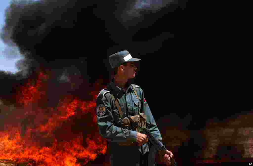 تر ۶۰ ټنو پورې مخدره توکي د کابل په غرب کې د سوځېدو پر مهال لیدل کیږي.