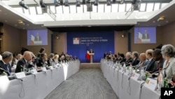 Presiden Perancis Francois Hollande membuka konferensi "Sahabat Suriah" di Paris (6/7).