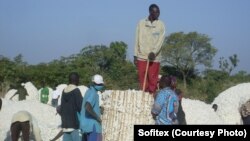La Sofitex, la société des fibres textiles du burkina, a organisé des fora avec les cotonculteurs. Photo prise en janvier 2011 par Sofitex.