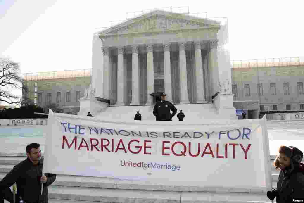 Pendukung pernikahan sesama jenis membentangkan spanduk di depan gedung Mahkamah Agung AS di Washington, DC. Mahkamah Agung AS bersidang untuk hari kedua, guna membahas masalah pernikahan sesama jenis.