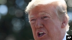 美国总统特朗普22日在白宫对记者发表讲话。