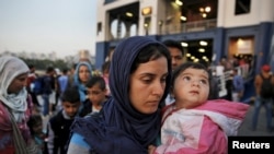 지난 6월 내전을 피해 달아난 시리아 난민들이 그리스 아테네 인근 피레우스 항구에 도착했다. (자료사진)