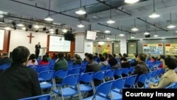 不久前的活石教会聚会，参加聚会的人已经明显减少。讲道者是仰华牧师（活石教会人员提供）