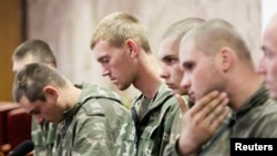 شرکت گروهی از نظامیان روسی دستگیر شده توسط مقامات اوکراینی در یک کنفرانس خبری