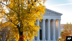 2021年12月3日，太阳在美国最高法院后升起。