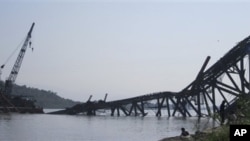 ငလျင်ဒဏ်ကြောင့် ပျက်စီးသွားသော ဆောက်လုပ်ဆဲတံတားတစ်စင်း။ 