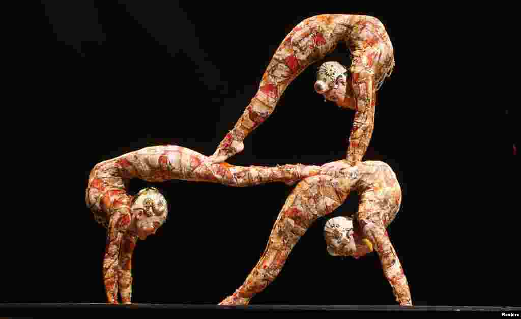 Anggota sirkus Cirque du Soleil saat tampil di Madrid, Spanyol.