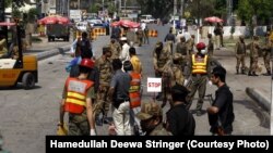 دخيبرپښتونخوا صوبې دپوليسو مشر ناصر خان دراني دپيښې دجزئياتو بيانولو په مهال ميډيا ته وئيلي چې ځانمرگي غوښتل ځان دايران قونصلگرۍ ته ورسوي اؤ هغه په نخښه کړي 