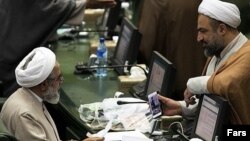 حمید رسایی(سمت راست) و روح‌الله حسینیان، دو نماینده مجلس که نامه به حسن روحانی را امضا کرده‌اند.