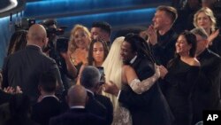 Jay-Z (справа) обнимает Бейонсе после того, как она получила награду за альбом года