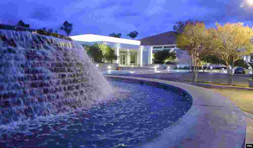 夜幕下的尼克松纪念图书馆(美国之音国符拍摄)，它位于加州南部约巴林达市。2017年2月28日，纪念尼克松总统访华45周年活动在这里举行。中国驻洛杉矶总领事刘健和夫人陈小玲、尼克松基金会会长巴瑞鲍特、尼克松总统家庭成员、尼克松基金会会员等人出席了纪念活动。