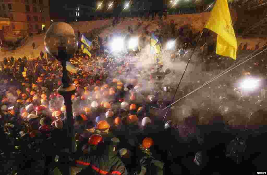 Azadlıq meydanında etirazçılarla polis arasında qarşıdurma - Kiyev, 11 dekabr, 2013 