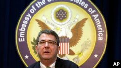 지난달 18일 주한 미 대사관에서 기자회견 중인 애쉬턴 카터 미 국방부 부장관. (자료사진)
