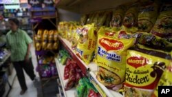 印度班加罗尔一家商店里带“美极”（Maggi）商标面条。
