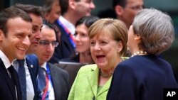 테레사 메이 영국 총리(뒷모습. 오른쪽부터)와 앙겔라
메르켈 독일 총리, 그자비에 베텔 룩셈부르크 총리, 에마뉘엘 마크롱 프랑스 대통령이 22일 벨기에 브뤼셀에서 EU 정상회의에 앞서 환담하고 있다.