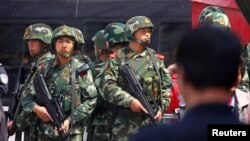 Polisi paramiliter China melakukan penjagaan di sebuah stasiun kereta di Urumqi, Xinjiang (foto: dok).