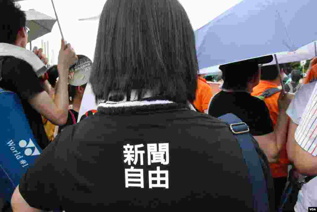 Journalists wear &ldquo;press freedom&rdquo; t-shirts while on the job.