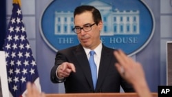 美国财政部长姆努钦在白宫一个记者会上回答记者问题。（资料照片）