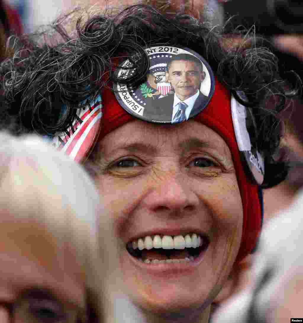 Seorang pendukung Obama mendengarkan pidato Presiden Obama dalam kampanye di bandara Austin Straubel, Green Bay, negara bagian Wisconsin (1/11).