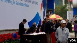 因金正恩入住白宫媒体中心被迫撤离，领证柜台改设在马路边(美国之音黄耀毅拍摄)