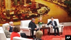 中国国家副主席韩正在北京人民大会堂会晤美中航空遗产基金会主席杰弗里·格林、当年的“飞虎队”成员哈里·莫耶和梅尔·麦克马伦等“飞虎队”代表团成员。(2023年10月30日)