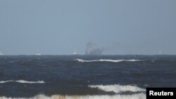 На снимке видно поврежденное грузовое судно Solong после столкновения с нефтяным танкером Stena Immaculate. Вид из Солтфлита, Великобритания, 11 марта 2025 года.