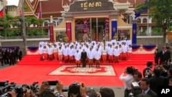 Raja Kamboja Norodom Sihamoni (barisan depan dua dari kiri) dan PM Hun Sen berfoto bersa,a di depan Gedung Parlemen Kamboja di Phnom Penh (23/9). Oposisi Kamboja memboikot pembukaan parlemen ini sebagai protes terhadap kecurangan pemilu di negara itu.