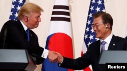 도널드 트럼프 미국 대통령과 문재인 한국 대통령이 7일 청와대에서 공동 기자회견을 마친 후 악수하고 있다.