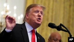 도널드 트럼프 미국 대통령이 21일 백악관 이스트룸에서 열린 '아프리카계 미국인 역사의 달' 행사에서 연설하고 있다. 