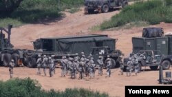 지난 2016년 을지프리덤가디언(UFG) 미한연합군사훈련이 시작된 한국 경기도 파주시 접경지역에서 주한미군 장병과 차량이 훈련을 준비하고 있다.