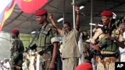 Le président Idriss Deby du Tchad, main levée lors du manifestation à N'Djamena
