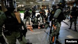 香港防暴警察在逮捕一名反送中示威者。（2019年10月13日）
