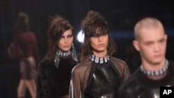 بلا حدید (چپ) - نمایش مد ورساچی «ورسز» (Versus) در هفته مد لباسهای پائیزه/زمستانه ۲۰۱۷ لندن