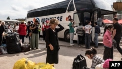 جمعی از آوارگان ارمنی اهل قره‌باغ کوهستانی در شهر گوریس ارمنستان