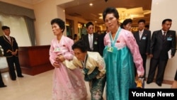 获准参与家庭团聚的朝鲜人到达现场（韩联社）