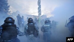 29일 키예프에서 경찰이 시위대를 진압하고 있다